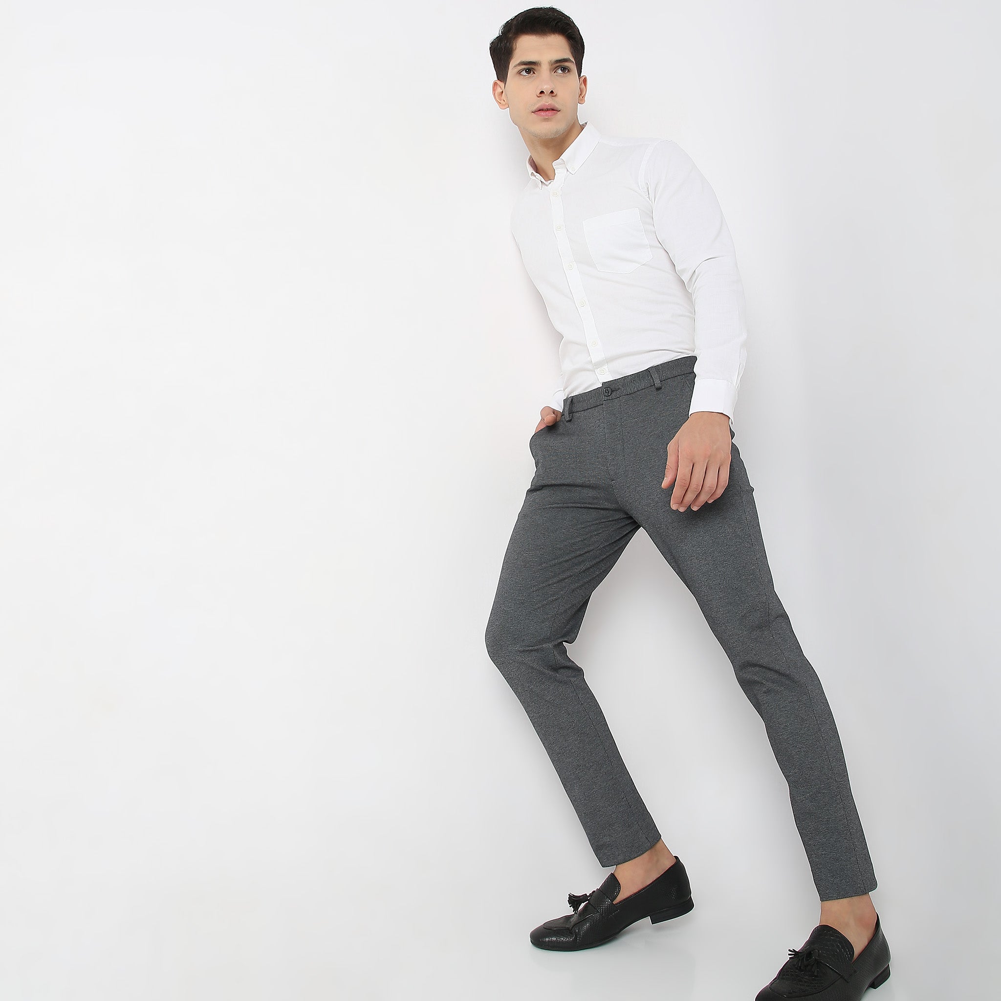 Men Wearing Regular Fit Solid Mid Rise Trouser