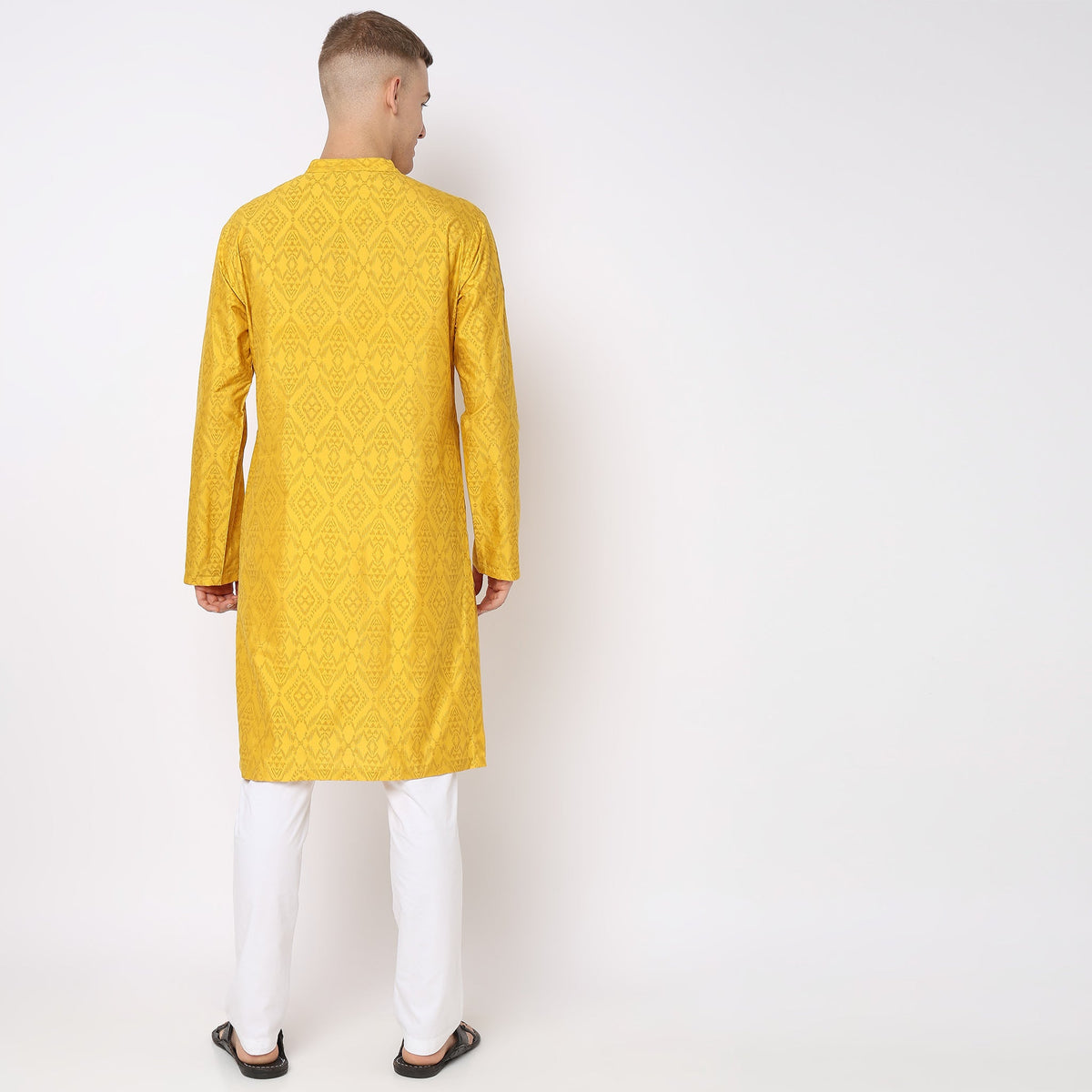 Men Wearing Regular Fit Printed Kurta