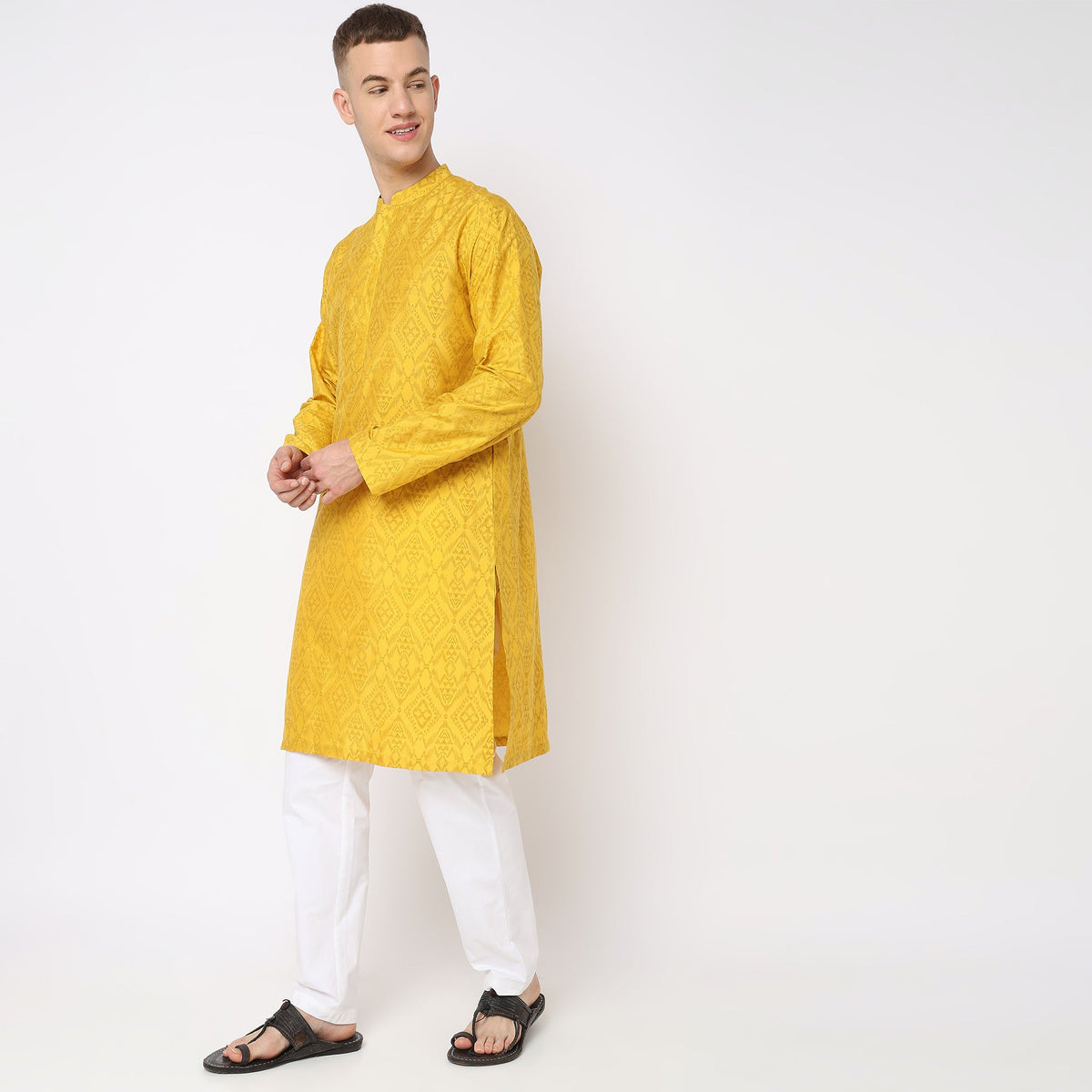 Men Wearing Regular Fit Printed Kurta