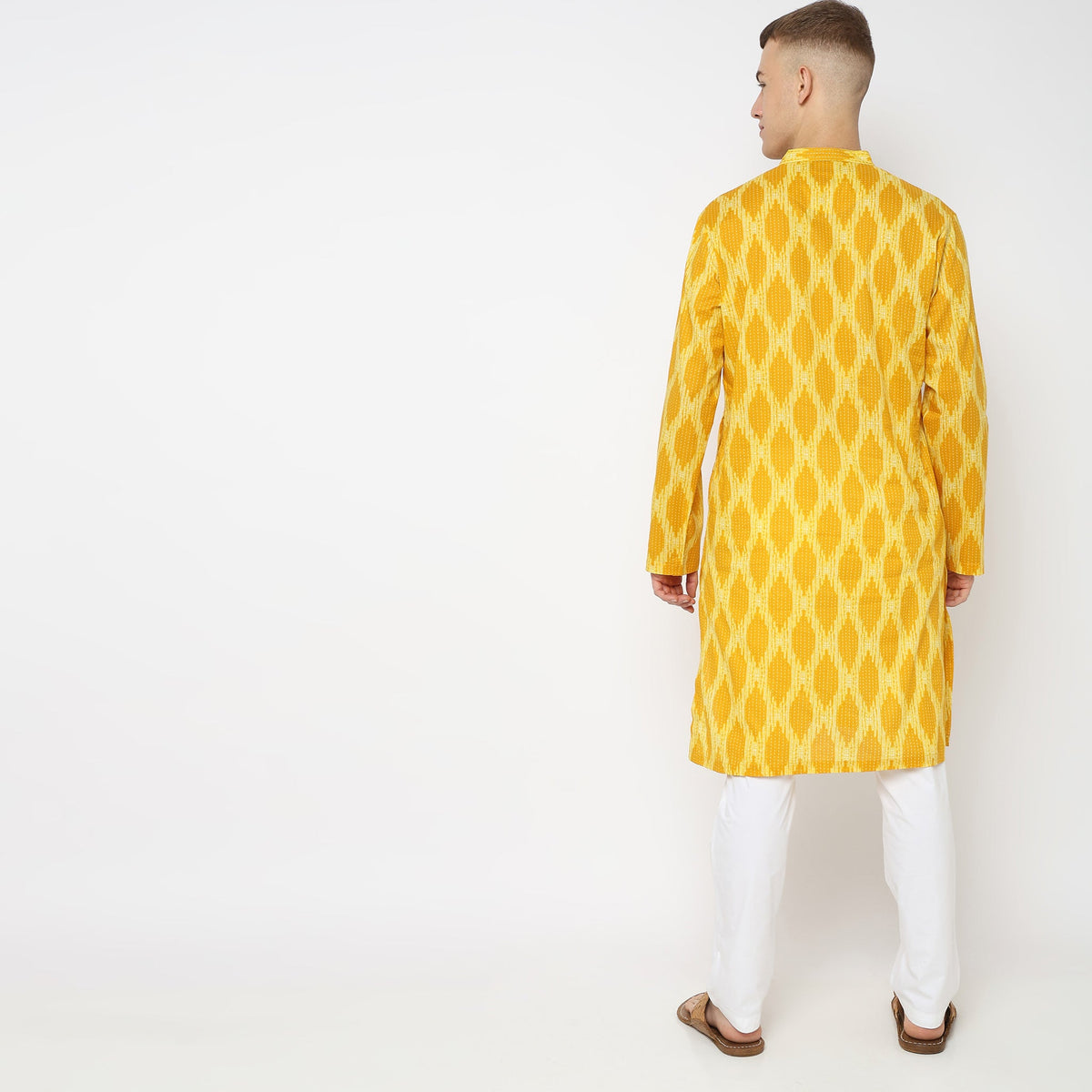 Men Wearing Regular Fit Printed Kurta