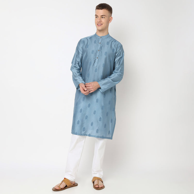 Men Wearing Regular Fit Embroidered Kurta