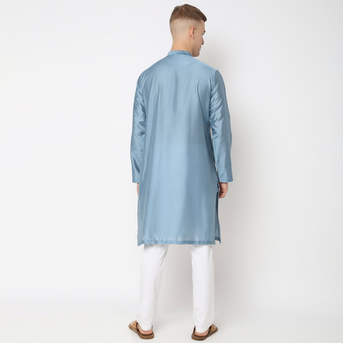 Men Wearing Regular Fit Embroidered Kurta