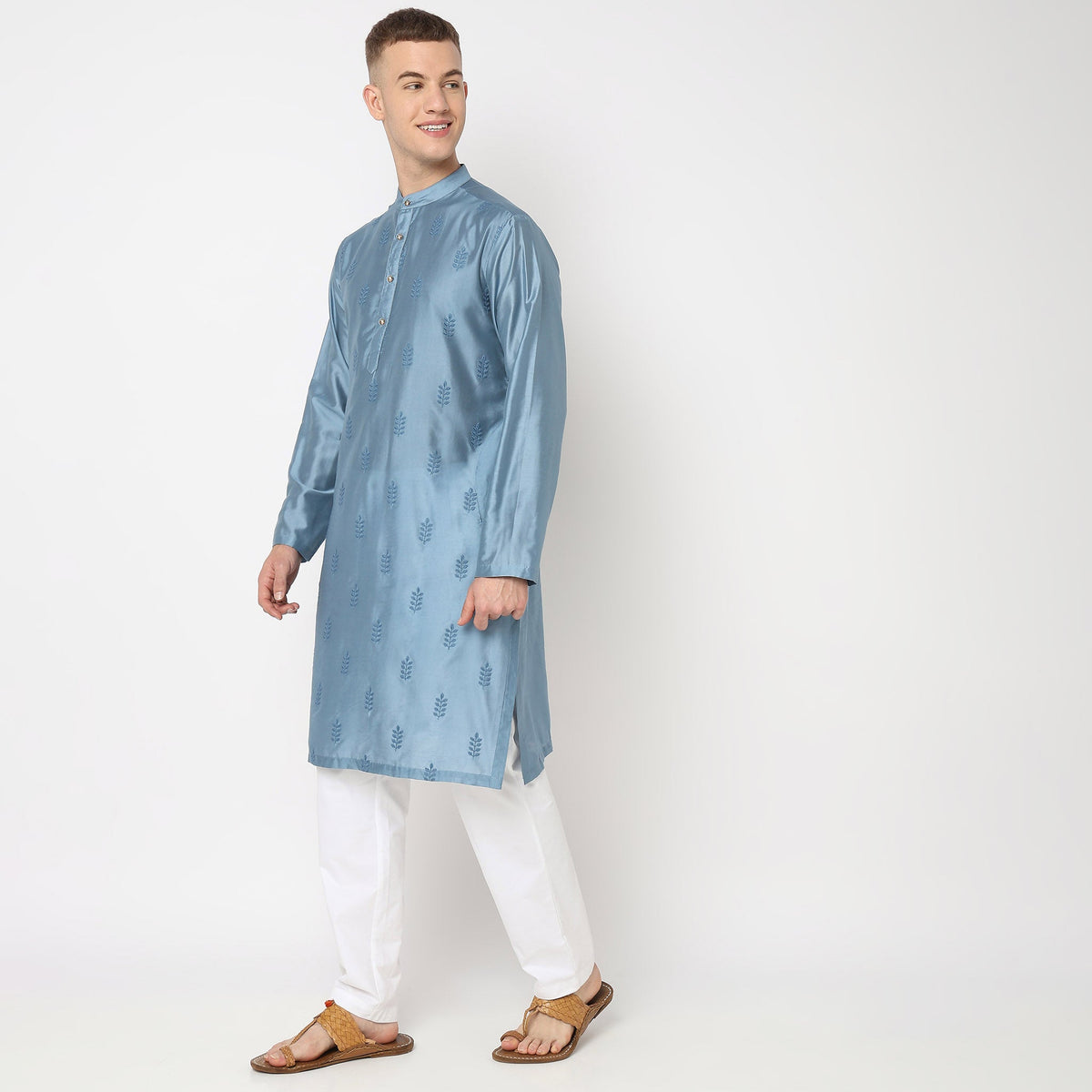 Men Wearing Regular Fit Embroidered Kurta