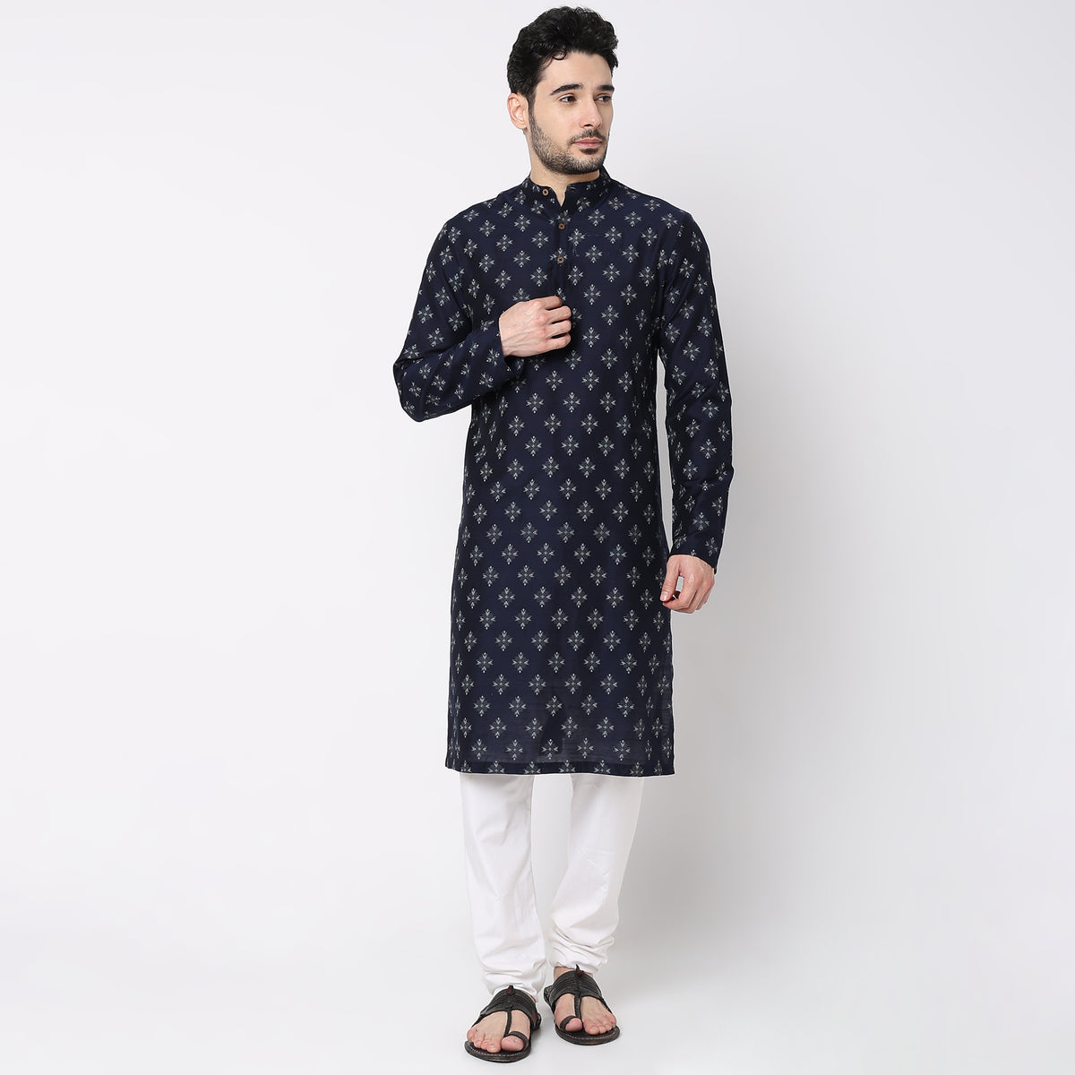 Men Wearing Regular Fit Printed Kurta