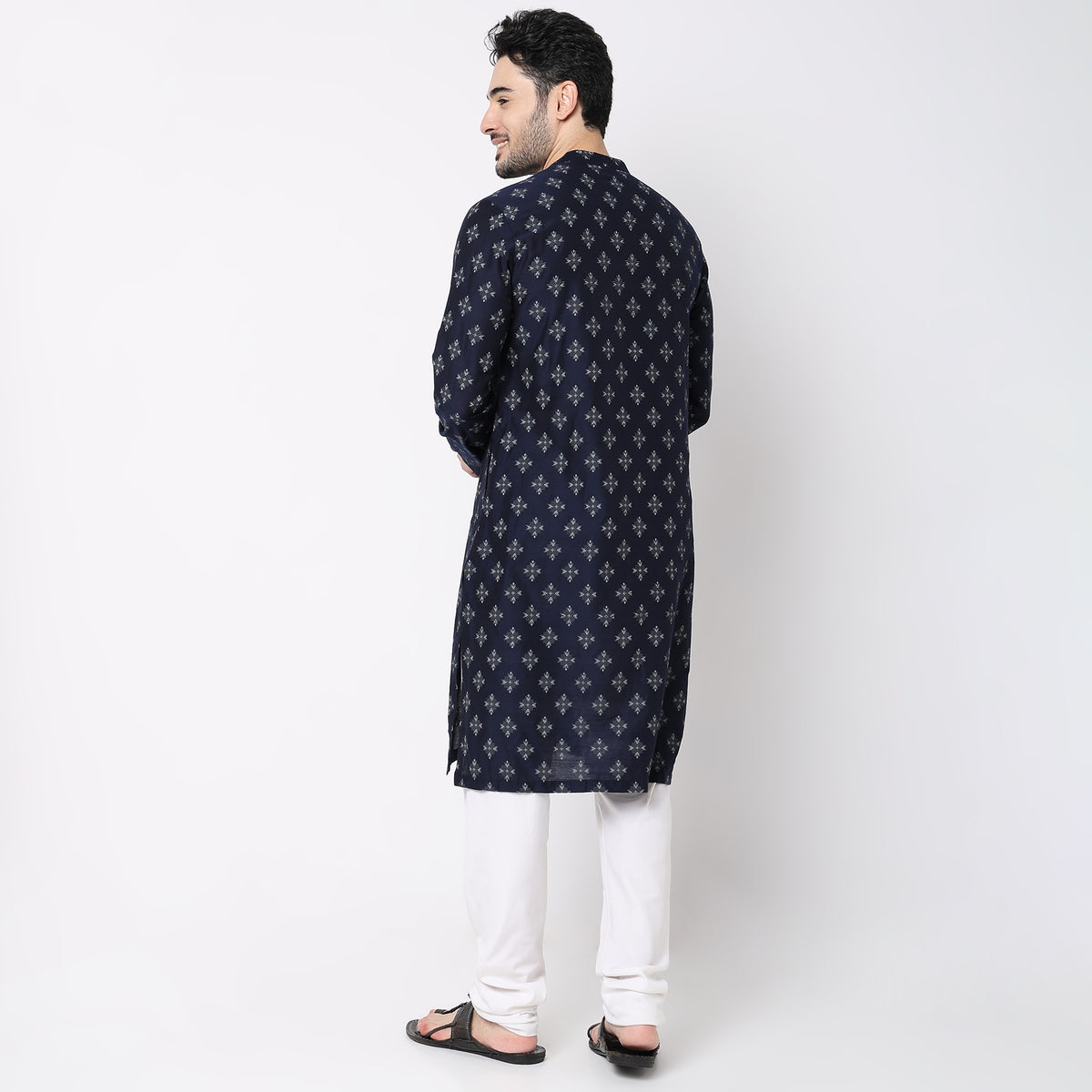 Men Wearing Regular Fit Printed Kurta