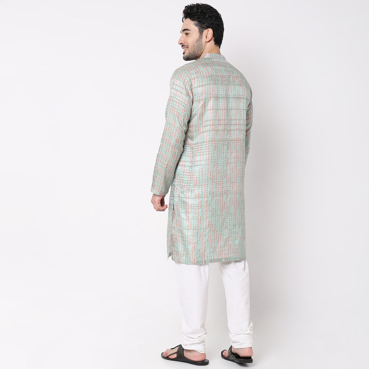 Men Wearing Regular Fit Printed Kurta