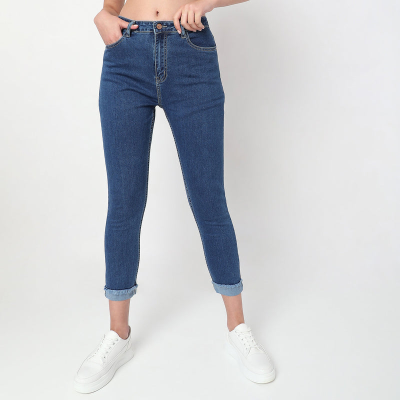 Women Wearing Regular Fit Solid High Rise Jean