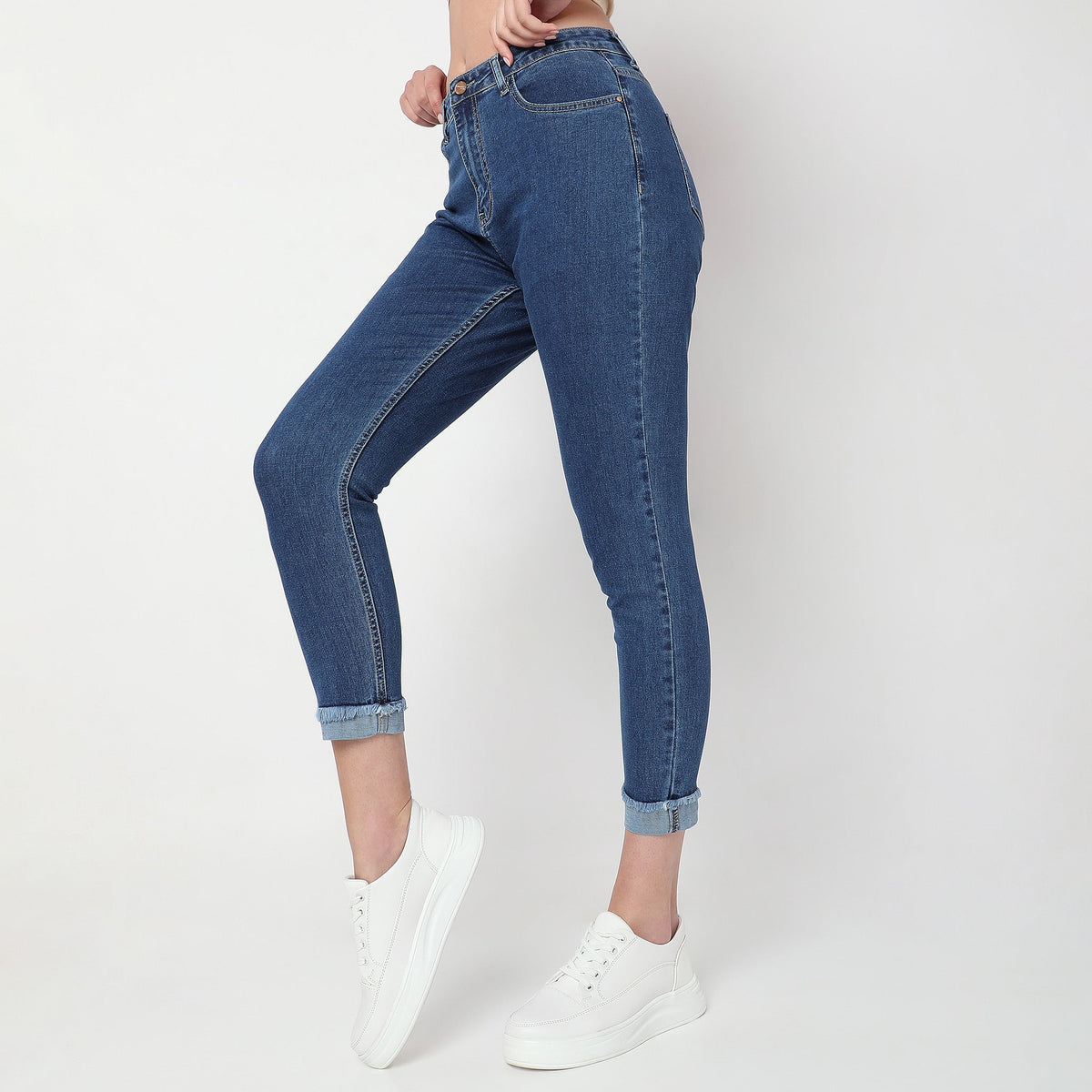 Women Wearing Regular Fit Solid High Rise Jean