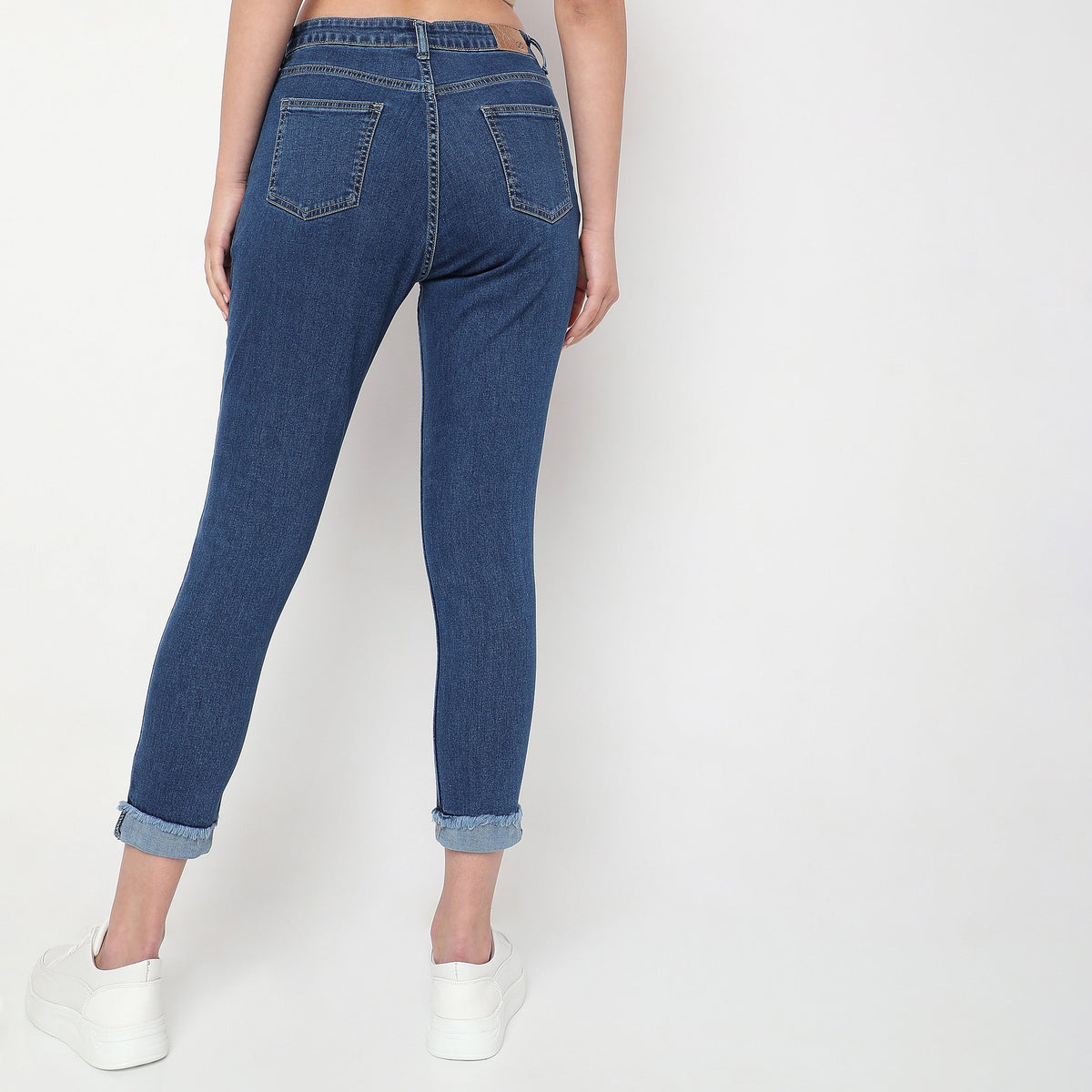 Women Wearing Regular Fit Solid High Rise Jean